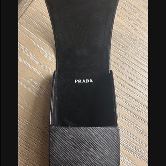 Authentic Prada women SPR57U square sunglasses in black and gold. - Picture 7 of 11